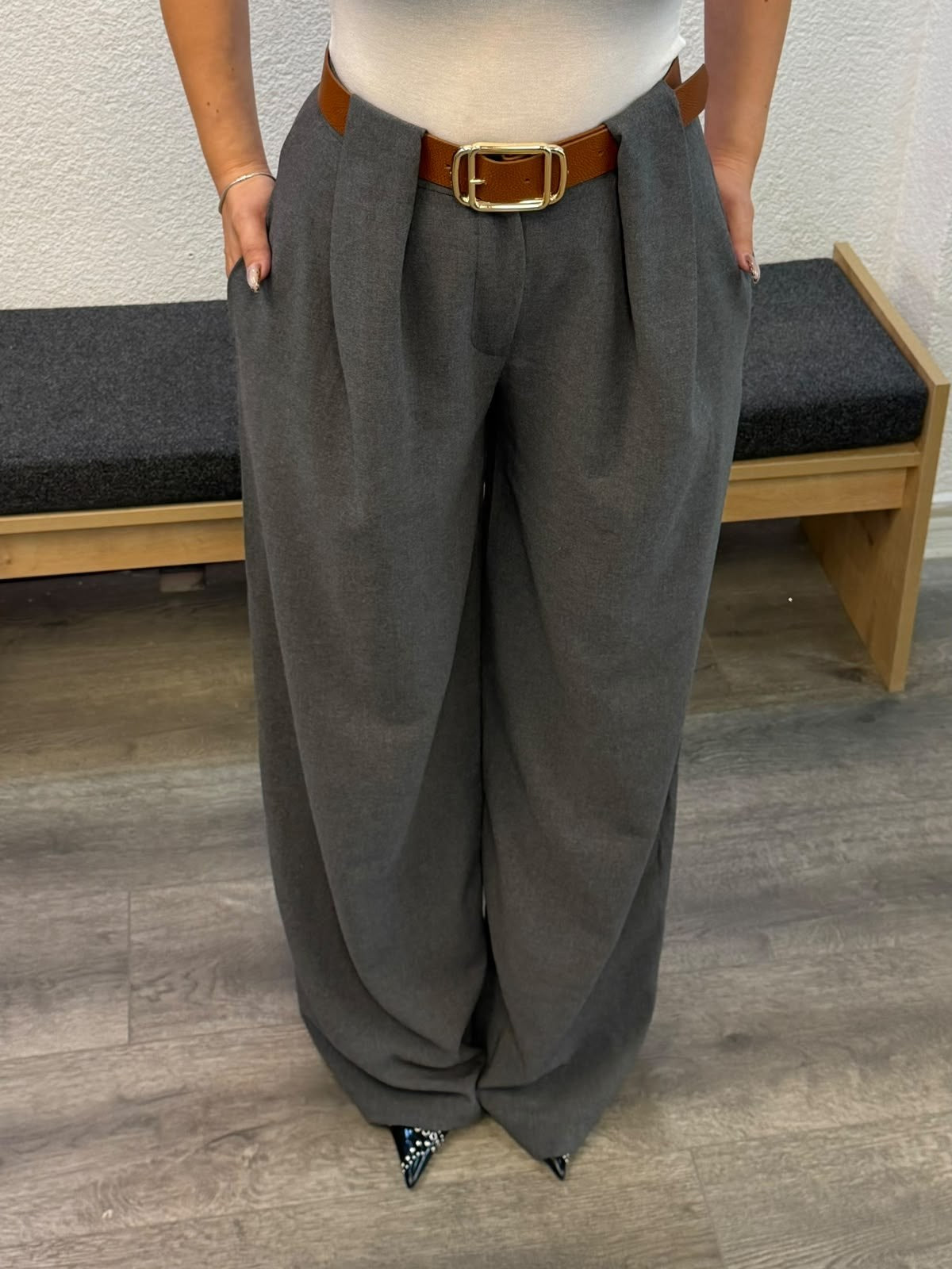 Gri Kemer Detaylı Geniş Paça Pantolon