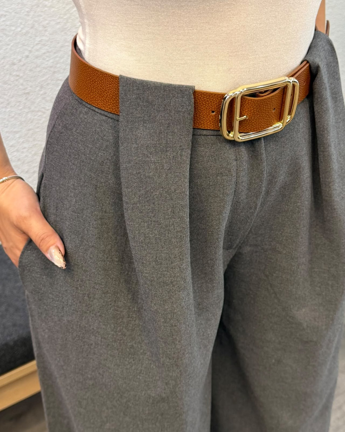Gri Kemer Detaylı Geniş Paça Pantolon